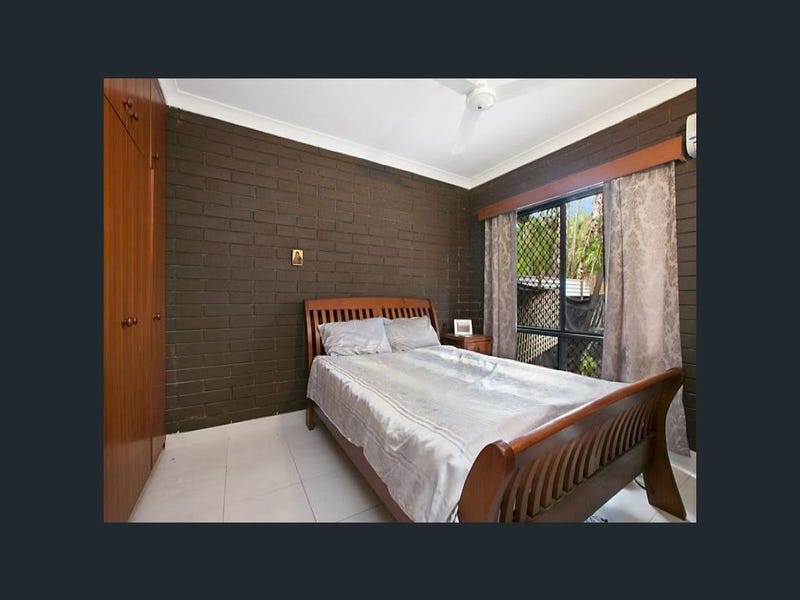 Queen sized bed in bedroom of Metanoia Rays accomodation in Darwin suburb of Malak.